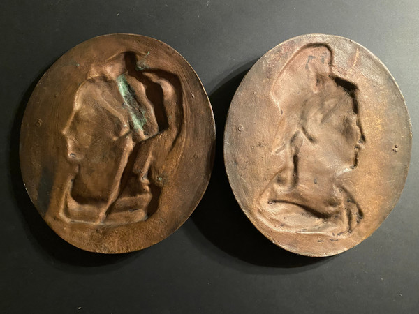 Zwei schöne große Medaillen aus patinierter Bronze, die die Profile "Elsass und Lothringen" darstellen.