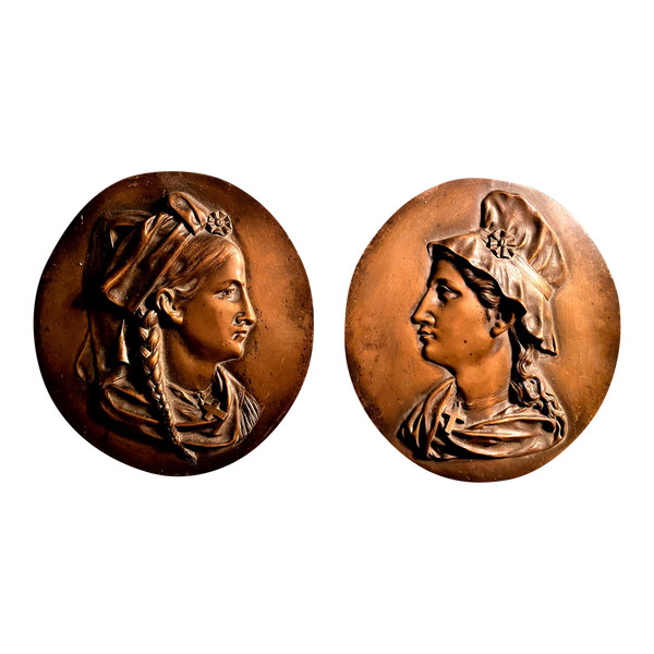 Zwei schöne große Medaillen aus patinierter Bronze, die die Profile "Elsass und Lothringen" darstellen.