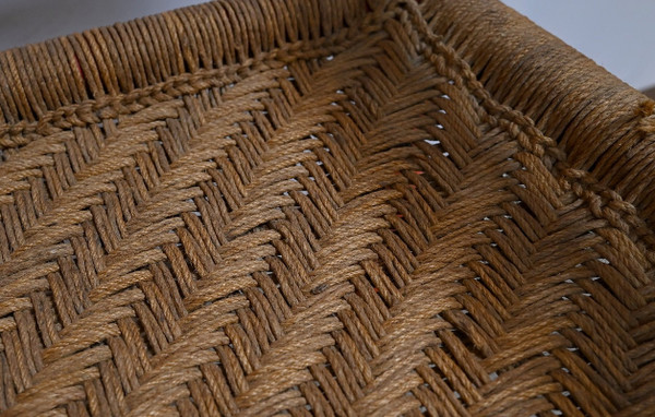 Poltrona in legno dipinto e corda intrecciata, India - Prima metà del XX secolo