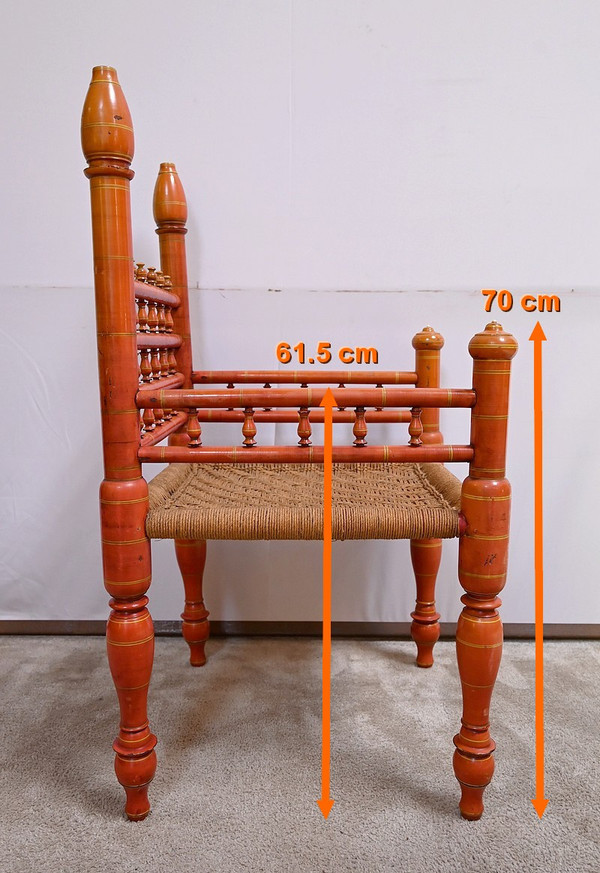 Poltrona in legno dipinto e corda intrecciata, India - Prima metà del XX secolo