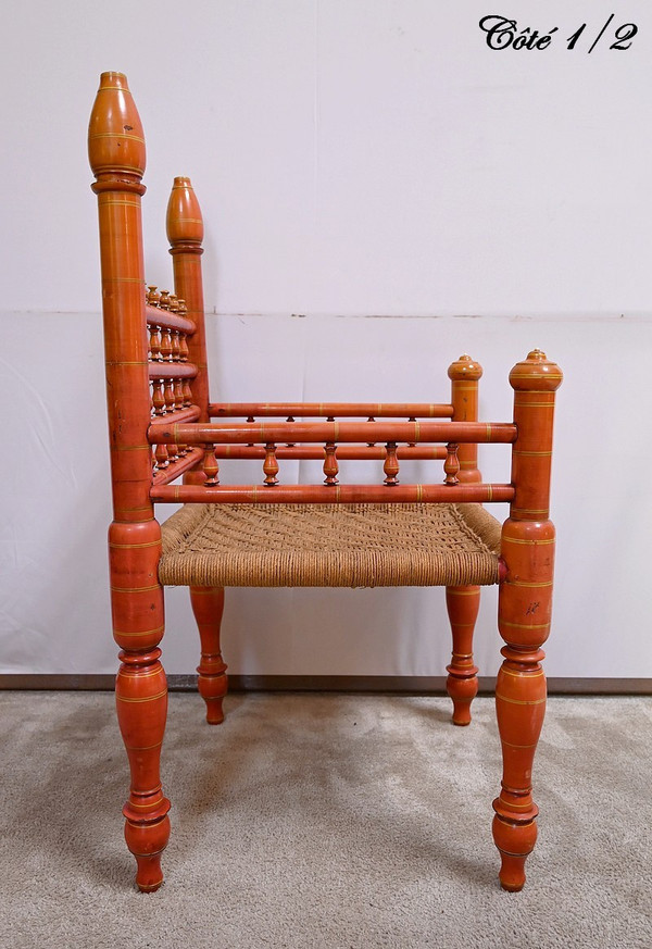 Poltrona in legno dipinto e corda intrecciata, India - Prima metà del XX secolo