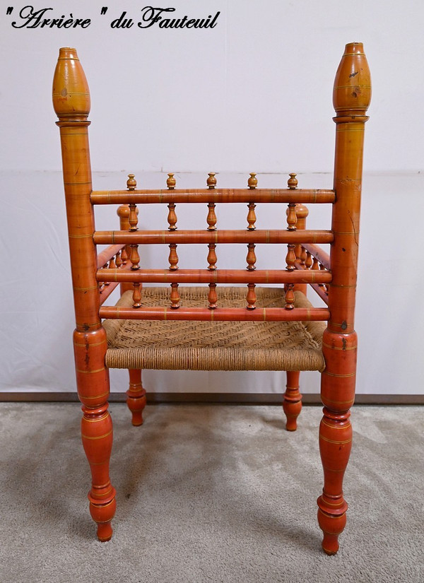 Poltrona in legno dipinto e corda intrecciata, India - Prima metà del XX secolo