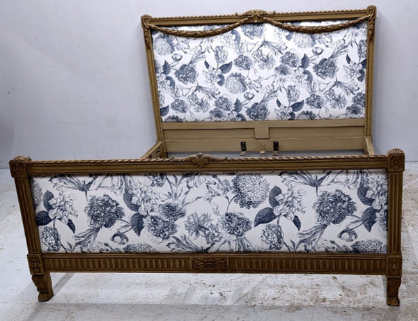 Letto in stile Luigi XVI in laccato trianon decorato con ghirlande imbottite nuove