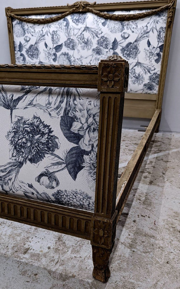Letto in stile Luigi XVI in laccato trianon decorato con ghirlande imbottite nuove
