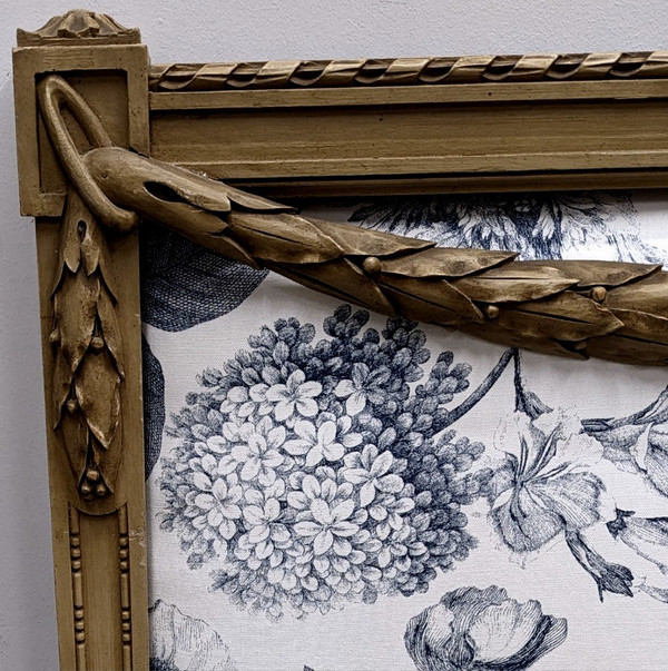 Letto in stile Luigi XVI in laccato trianon decorato con ghirlande imbottite nuove