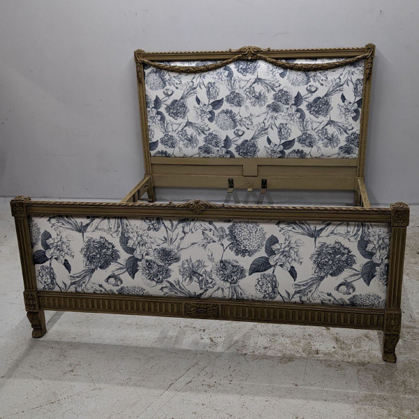 Letto in stile Luigi XVI in laccato trianon decorato con ghirlande imbottite nuove