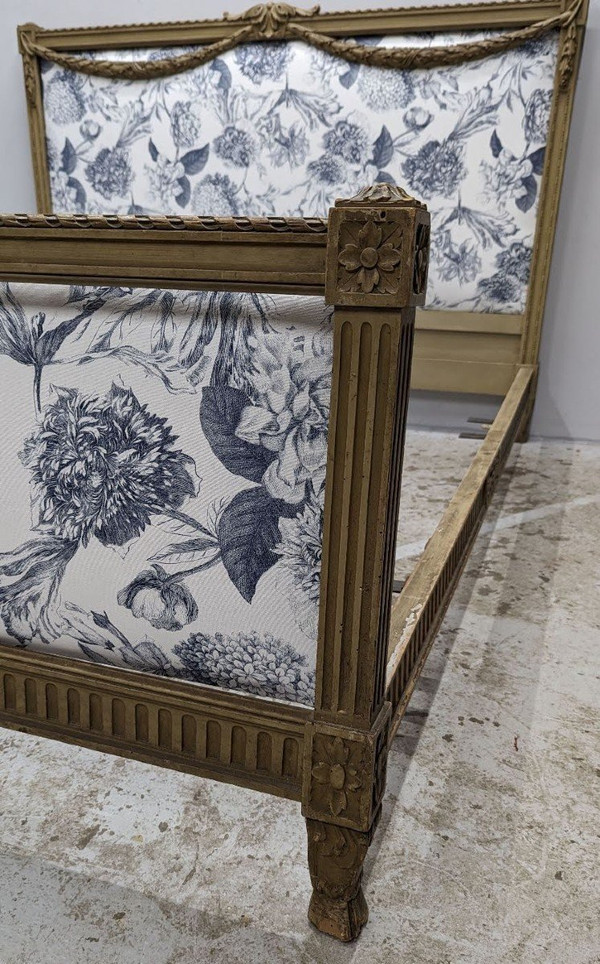 Letto in stile Luigi XVI in laccato trianon decorato con ghirlande imbottite nuove