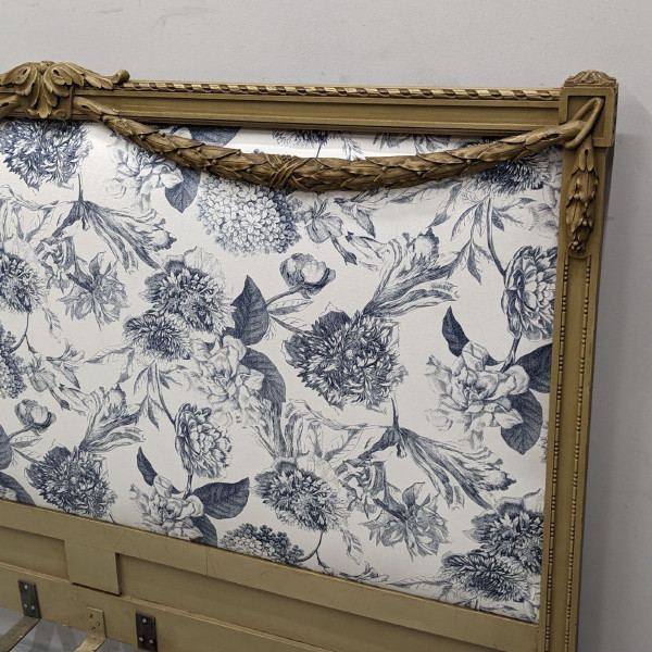 Letto in stile Luigi XVI in laccato trianon decorato con ghirlande imbottite nuove