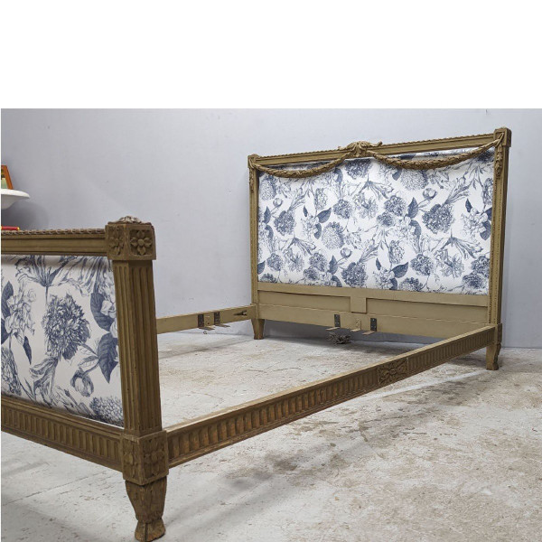Letto in stile Luigi XVI in laccato trianon decorato con ghirlande imbottite nuove