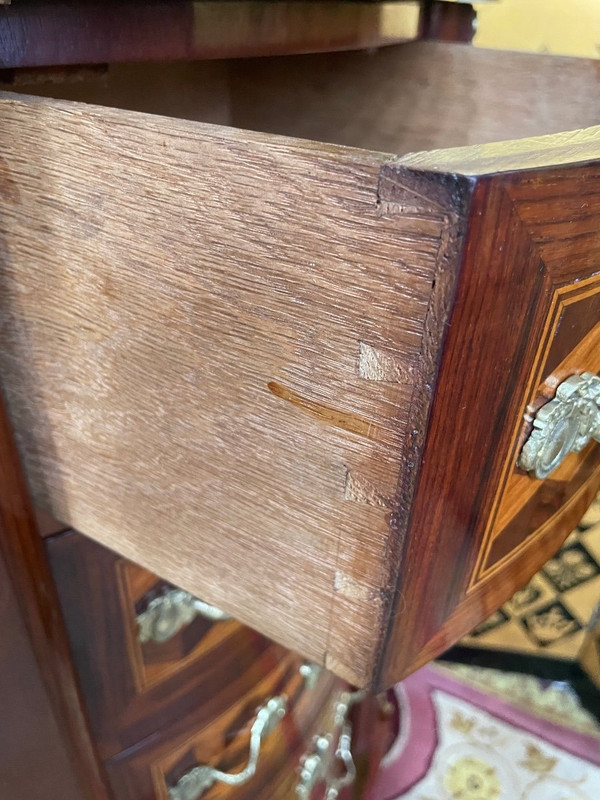 Chiffonnier intarsiato a cubo in stile di transizione