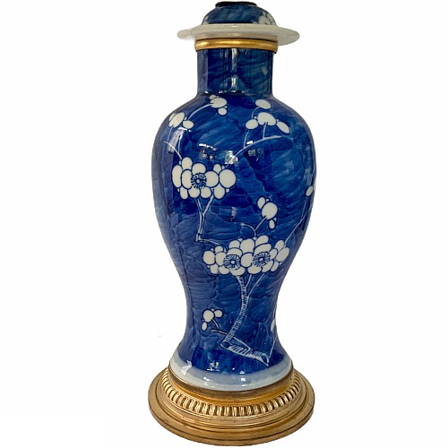 Lampada con vaso rivestito in porcellana cinese con cornice in bronzo dorato bianco e blu