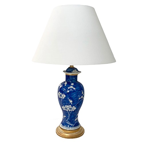 Lampe Vase Couvert en  Porcelaine De Chine Bleu Et Blanc Monture Bronze Doré