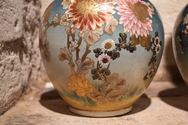 Coppia di vasi in terracotta con fondo blu con uccelli e fiori Giappone, Satsuma, 1900 circa