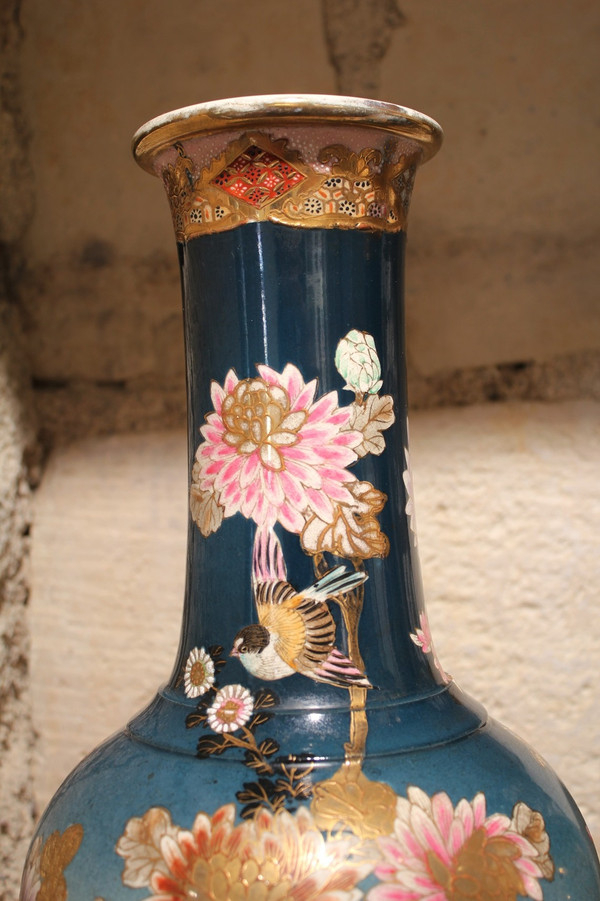 Coppia di vasi in terracotta con fondo blu con uccelli e fiori Giappone, Satsuma, 1900 circa