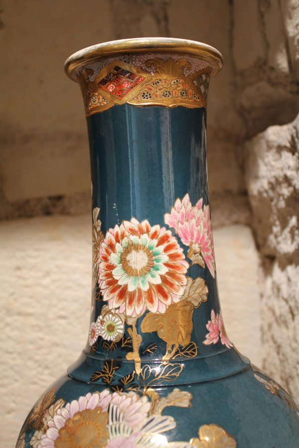Coppia di vasi in terracotta con fondo blu con uccelli e fiori Giappone, Satsuma, 1900 circa