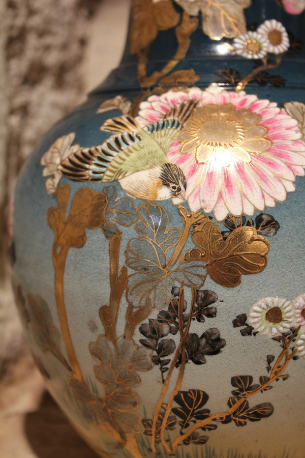 Coppia di vasi in terracotta con fondo blu con uccelli e fiori Giappone, Satsuma, 1900 circa