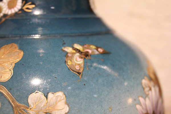 Coppia di vasi in terracotta con fondo blu con uccelli e fiori Giappone, Satsuma, 1900 circa