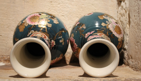 Coppia di vasi in terracotta con fondo blu con uccelli e fiori Giappone, Satsuma, 1900 circa