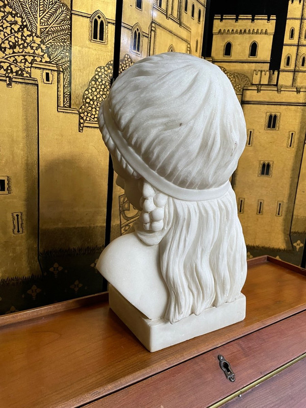 Büste Einer Frau Aus Marmor