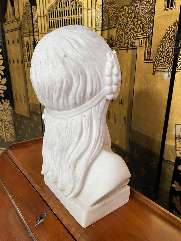 Büste Einer Frau Aus Marmor