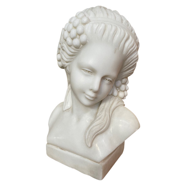 Busto di donna in marmo