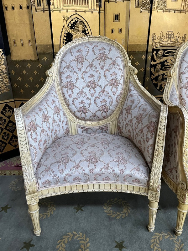 Paire de fauteuils bergères de style Louis XVI