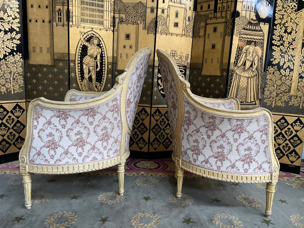 Paire de fauteuils bergères de style Louis XVI