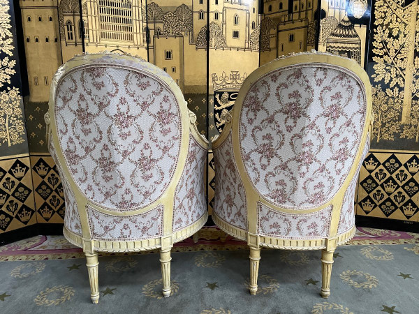 Paire de fauteuils bergères de style Louis XVI