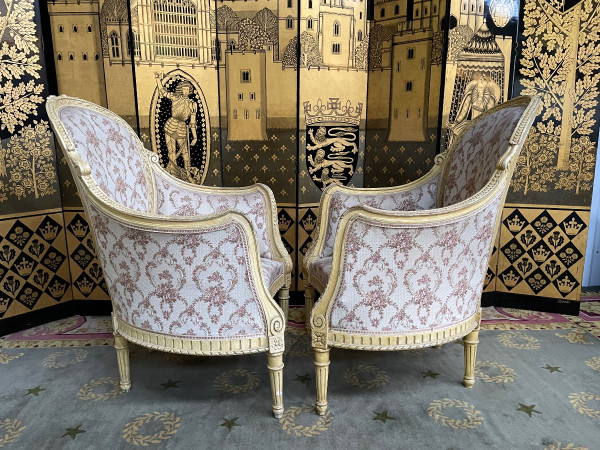 Paire de fauteuils bergères de style Louis XVI