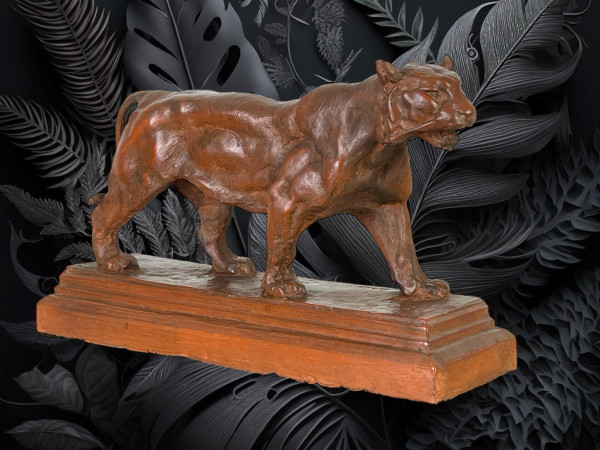 SCULPTURE ANCIENNE EN TERRE CUITE REPRESENTANT UNE LIONNE MARCHANT SIGNÉE "BARY"
