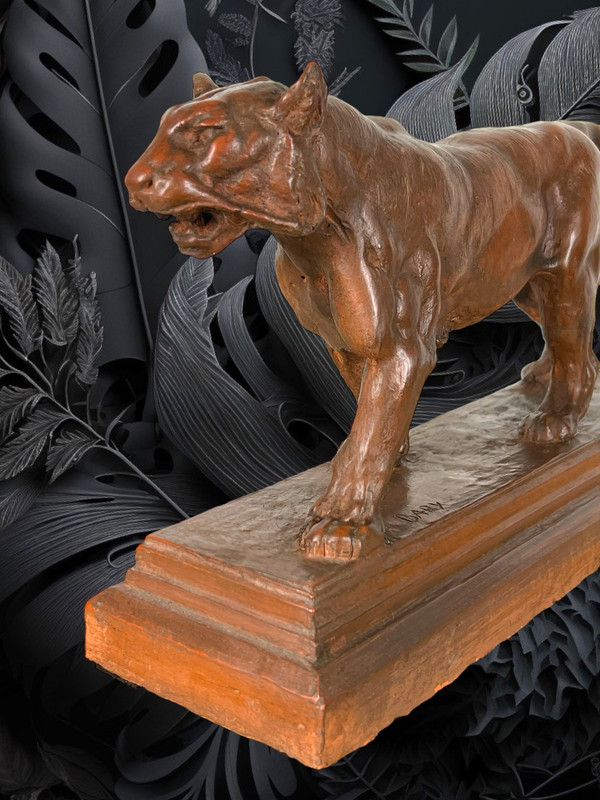 SCULPTURE ANCIENNE EN TERRE CUITE REPRESENTANT UNE LIONNE MARCHANT SIGNÉE "BARY"