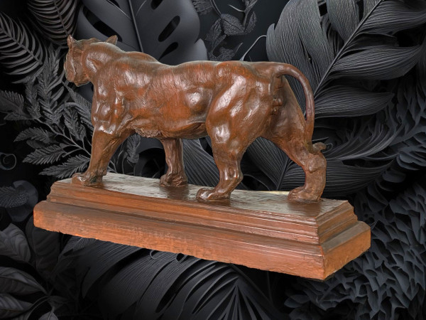SCULPTURE ANCIENNE EN TERRE CUITE REPRESENTANT UNE LIONNE MARCHANT SIGNÉE "BARY"