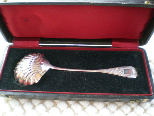 Cuillère à saupoudrer Napoléon III XIX ème en argent massif poinçon minerve