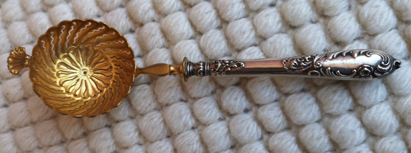 Box: schöner, mit Silber gefüllter Streulöffel und goldener Löffel