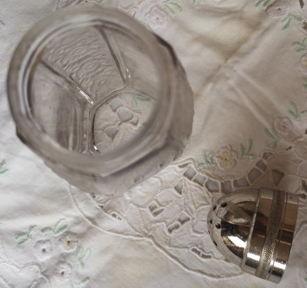Rare and elegant shaker with cut sides floral decoration signed Lalique