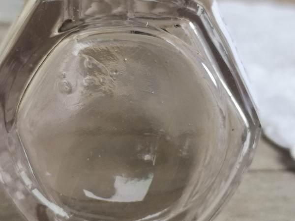 Rare and elegant shaker with cut sides floral decoration signed Lalique