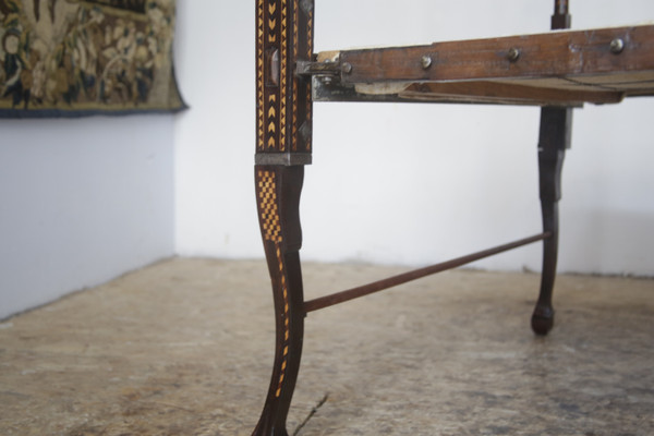 Lettino da campeggio pieghevole in palissandro e intarsio, XVIII secolo.