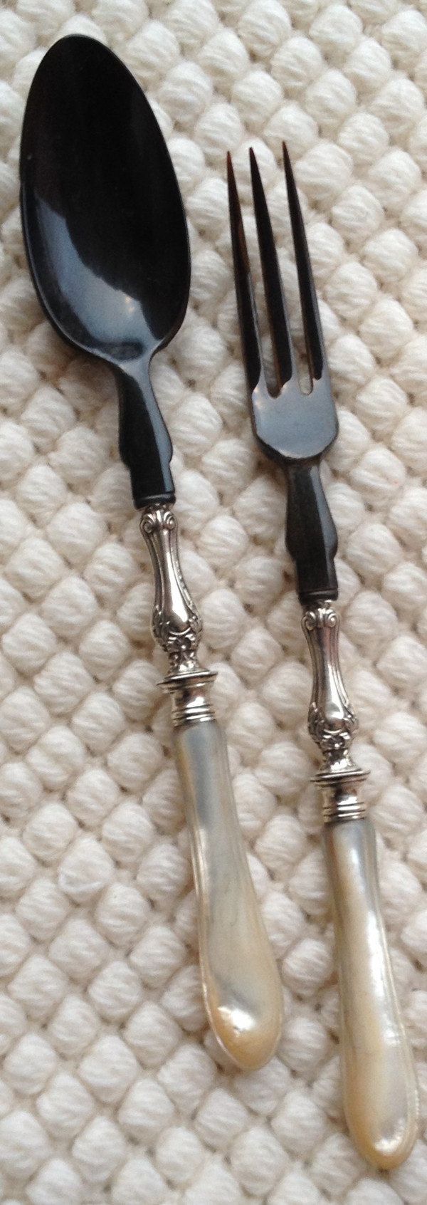 Lovely and original cutlery for serving salad with mother-of-pearl and encrypted handles