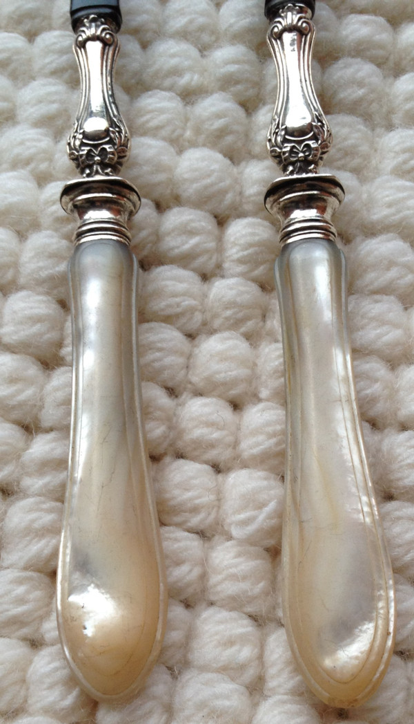 Lovely and original cutlery for serving salad with mother-of-pearl and encrypted handles