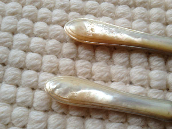 Lovely and original cutlery for serving salad with mother-of-pearl and encrypted handles