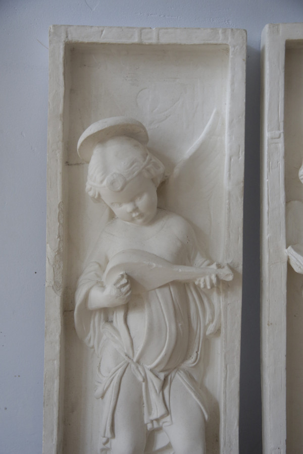 FRANZÖSISCHE Schule des 20. Jahrhunderts nach DONATELLO (1386-1466), Suite aus zwei Gipsreliefs.