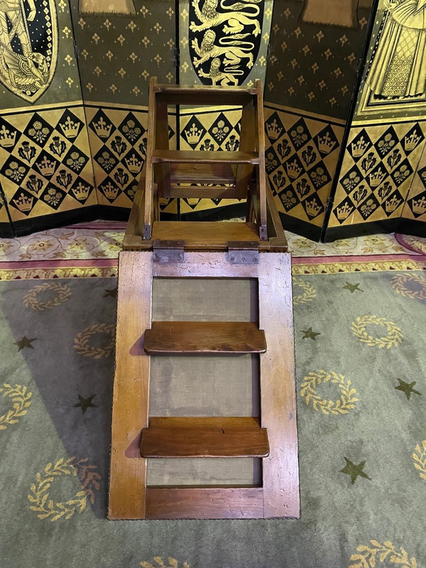 Scaletta e panca della Biblioteca Luigi XVI