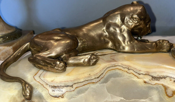 Georges GUYOT (Paris 1885-1973) "Lioness in the toilet" Bronze/marble writing desk