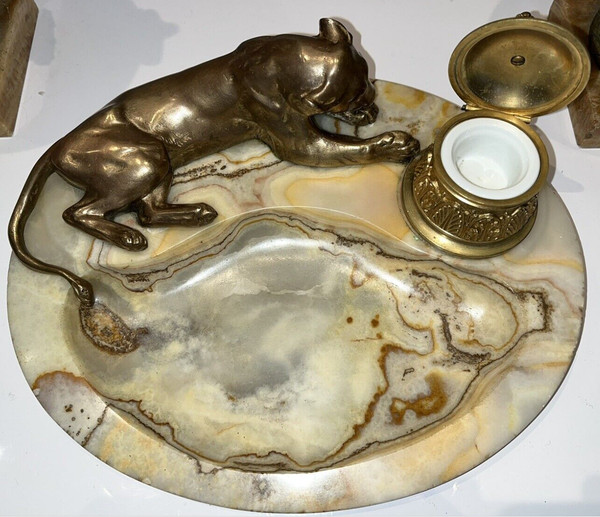 Georges GUYOT (Paris 1885-1973) "Lioness in the toilet" Bronze/marble writing desk