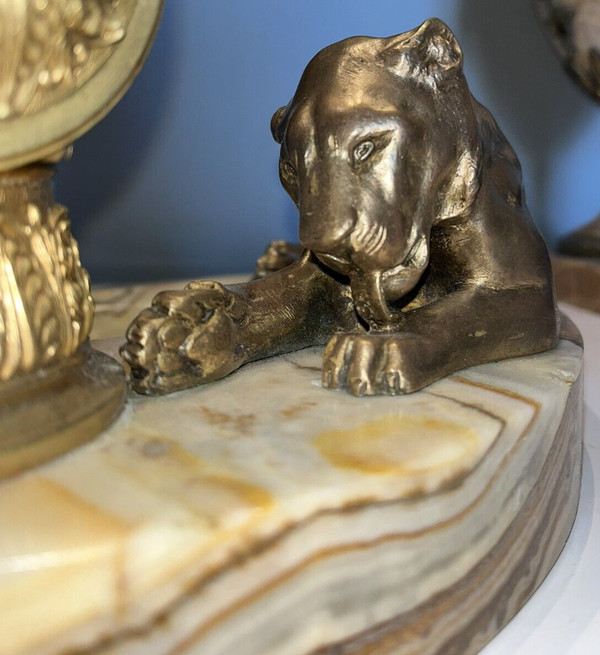 Georges GUYOT (Paris 1885-1973) "Lioness in the toilet" Bronze/marble writing desk