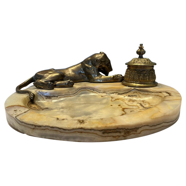 Georges GUYOT (Paris 1885-1973) "Lioness in the toilet" Bronze/marble writing desk