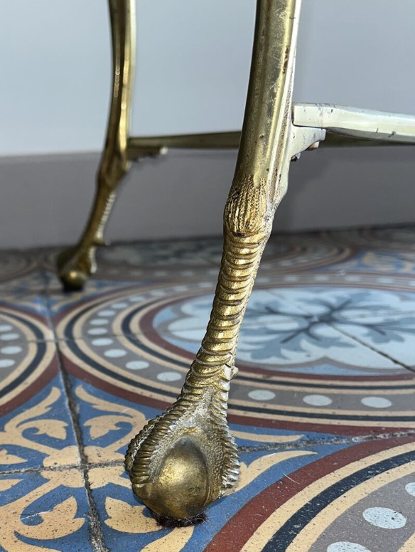 Maison CHARLES Table basse en bronze doré supportée par 4 pieds en forme de coq