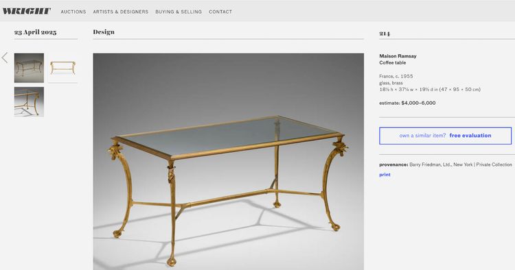 Maison CHARLES   Table basse en bronze doré supportée par 4 pieds en forme de coq