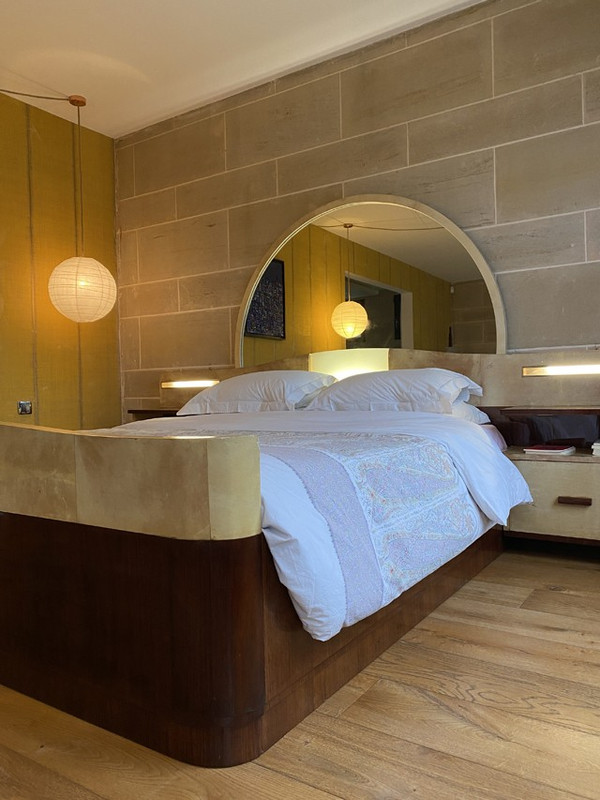 Grande letto con comodini integrati in palissandro e pergamena, Art Déco, XX secolo