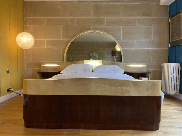 Grande letto con comodini integrati in palissandro e pergamena, Art Déco, XX secolo